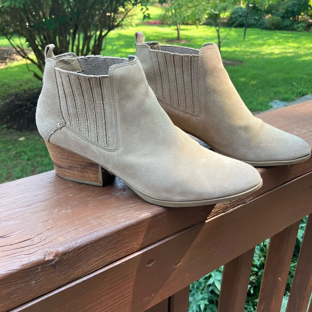 Low cut boots in sand color suede
